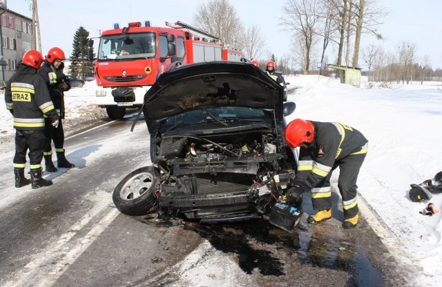 Z niewyjaśnionych przyczyn samochody zderzyły się czołowo, toyota zjechała na pobocze i dachowała, ford pozostał na jezdni blokując całkowicie ruch na drodze nr 65 Olecko-Ełk. Kierujący samodzielnie wydostali się z aut.

Zobacz: [b] Wypadek Płoskinia. Renault roztrzaskało się na drzewie! [ZDJĘCIA] [/b]