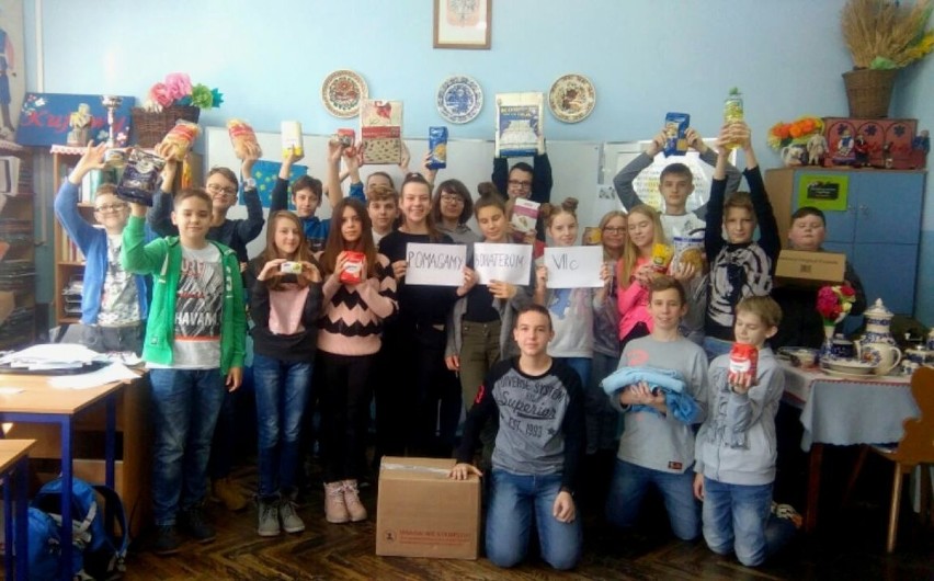 W Szkole Podstawowej nr 11 w Inowrocławiu przygotowali paczki dla bohaterów 