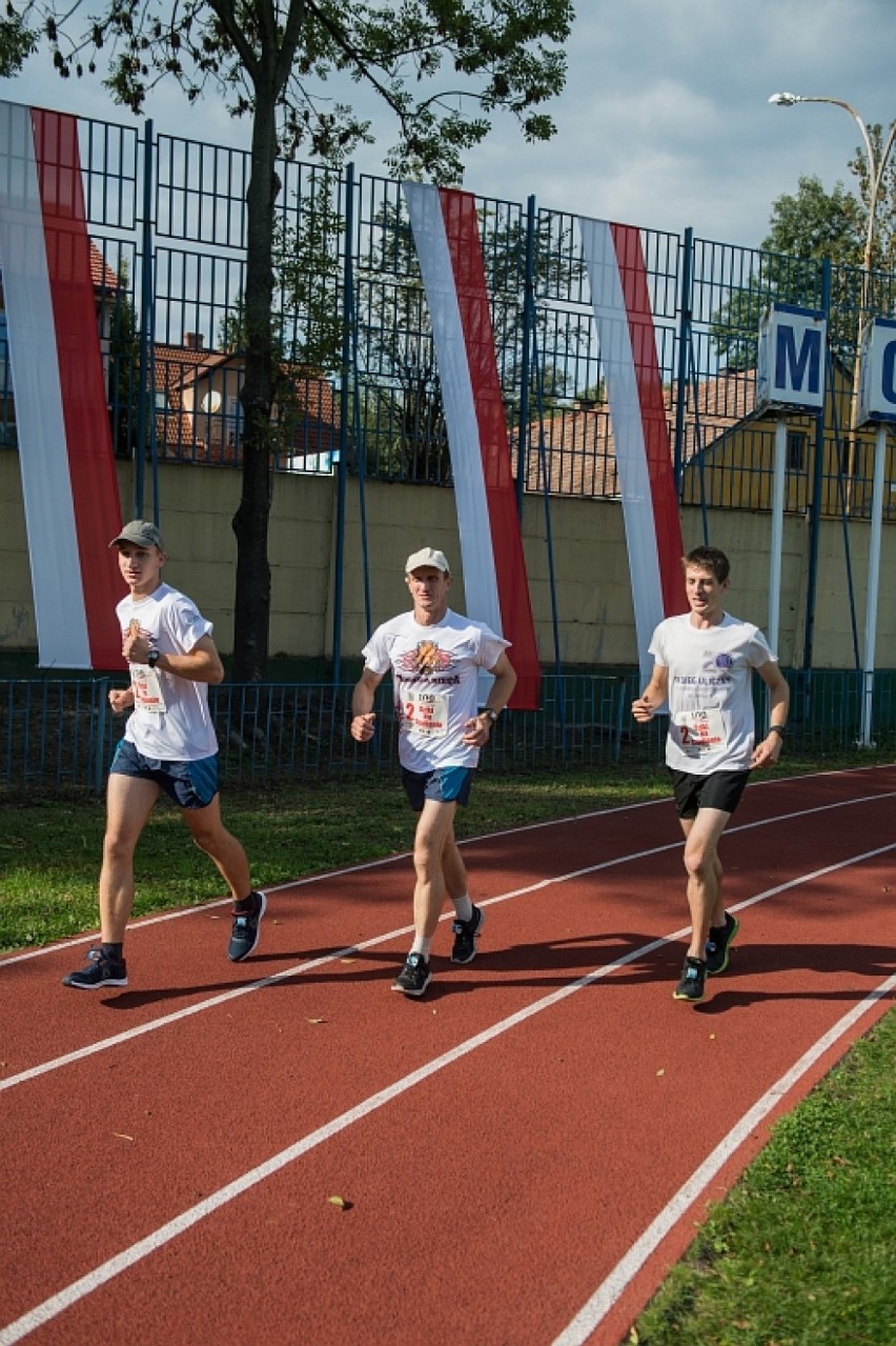 Bieg 100 km dla Niepodległej w Bochni: Salt Runners Bochnia, Dziki na Stadionie oraz Grupa Amatorska przebiegli po 100 km [ZDJĘCIA]