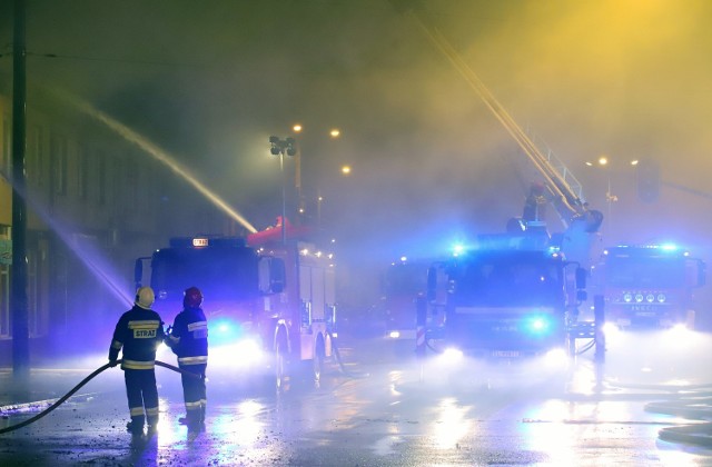 Z pożarem przez cała noc walczyło 80 strażaków...