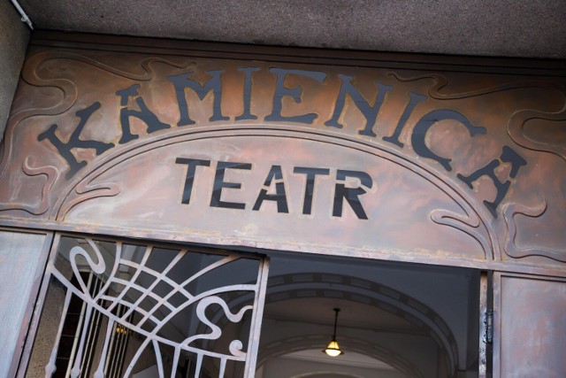 Teatr Kamienica został założony w 2009 roku przez Emiliana Kamińskiego.