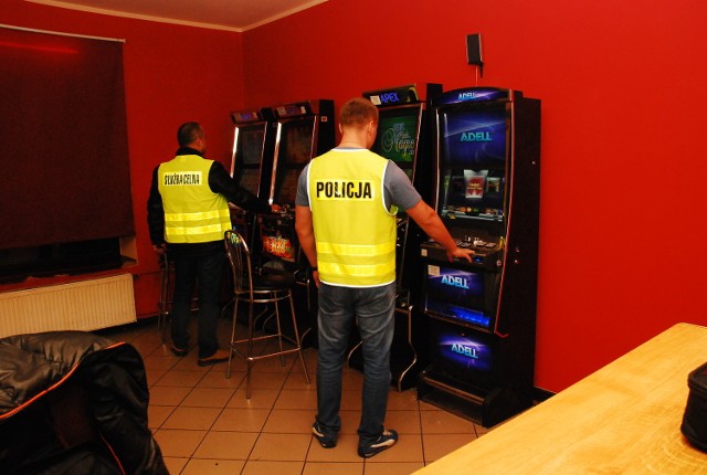 Policjanci z Zespołu do Walki z Przestępczością Gospodarczą kraśnickiej komendy oraz funkcjonariusze Urzędu Celnego z Lublina i Zamościa w trakcie prowadzonych czynności zabezpieczyli nielegalne automaty do gier hazardowych.