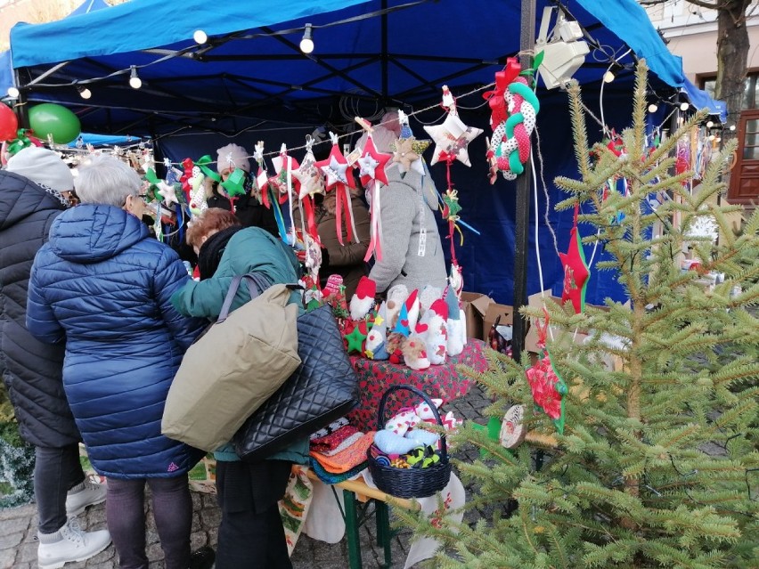Jarmark świąteczny na rynku w Lesznie