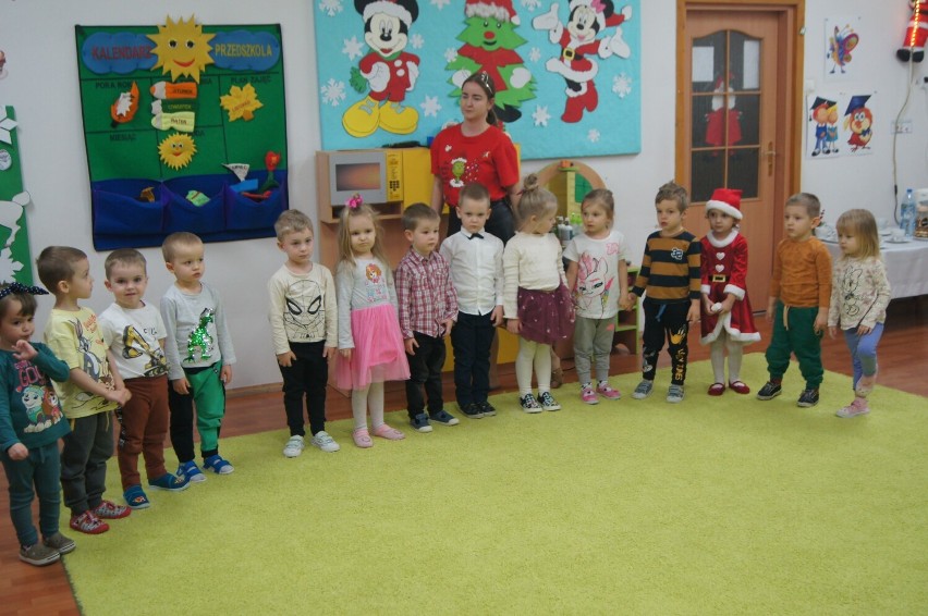 Przedszkolaki z PP 10 w Radomsku oraz ich goście robili stroiki bożonarodzeniowe. ZDJĘCIA