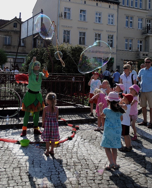 Piknik rodzinny nad Morminem z pewnością zaskoczy. Nie zabraknie atrakcji dla dzieci, w tym m.in. pokazu baniek XXL (zdjęcie ilustracyjne)