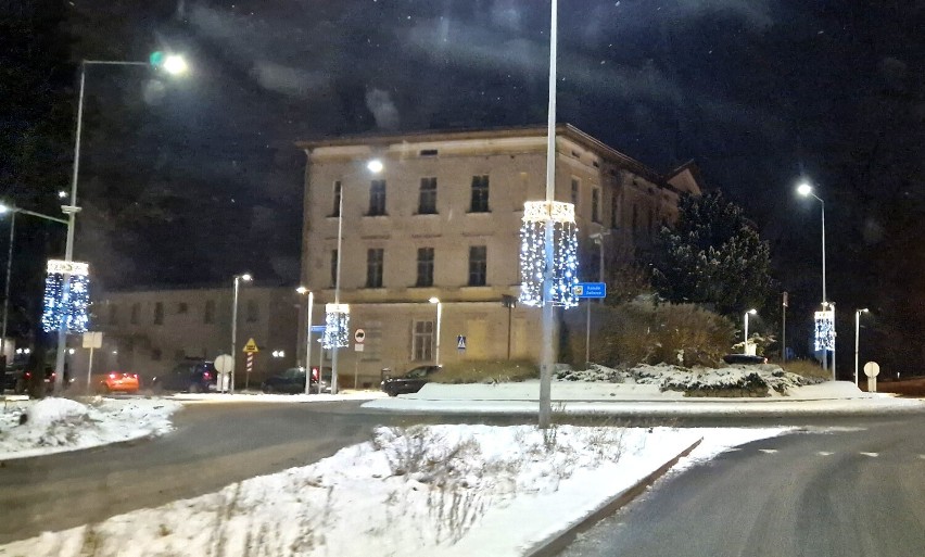Iluminacje w Lesznie mają być włączone 6 grudnia 2023. Część...