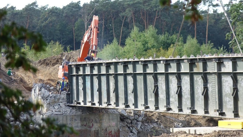 Trwa wyburzanie mostu wronieckiego na obornickich Łazienkach [ZDJĘCIA]