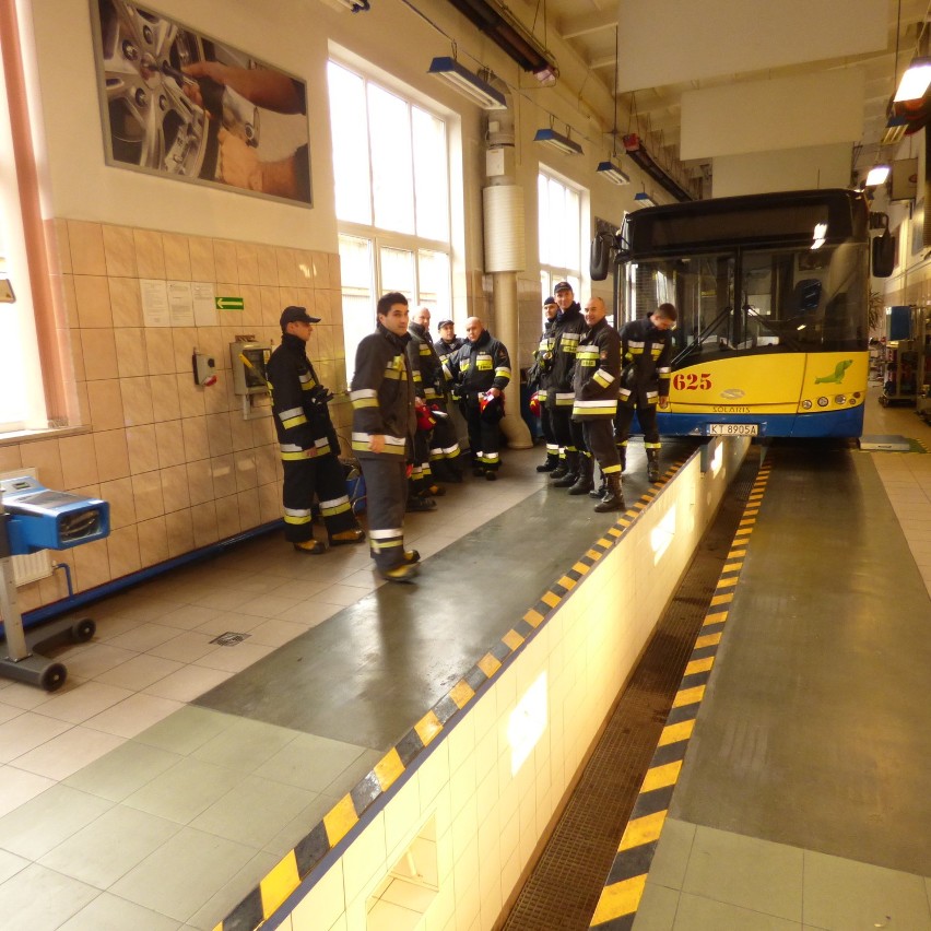 Strażacy szkolą się w tarnowskim MPK [ZDJĘCIA]                                     