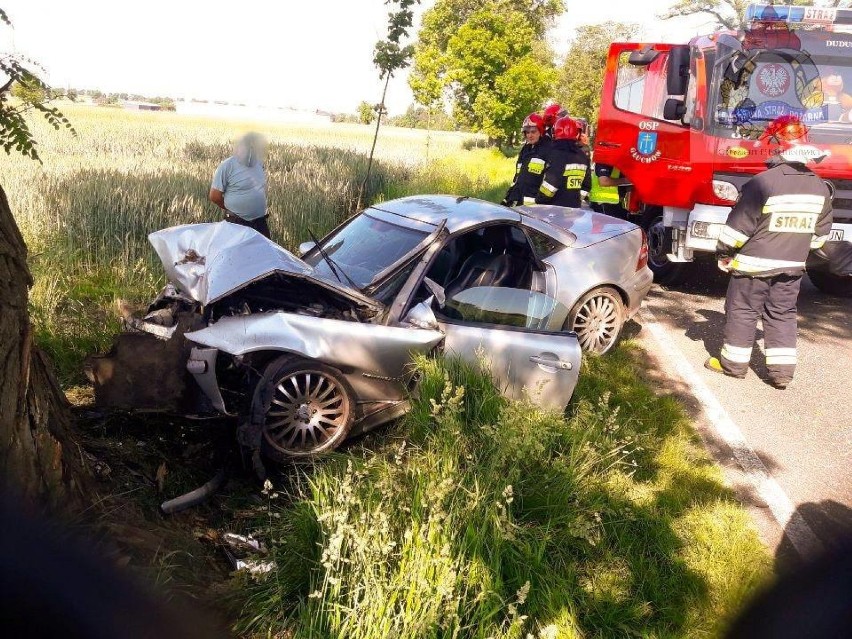 Wypadek w Miłochniewicach w gminie Głuchów. Jedna osoba przetransportowana LPR do Łodzi [ZDJĘCIA]