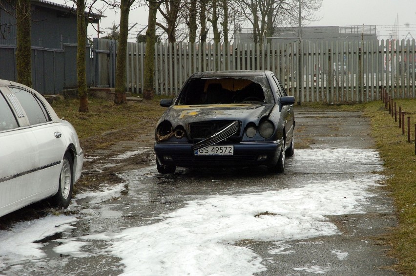 Spłonął samochód w Słupsku: Podpalono auto na ul. Romera [ZDJĘCIA]