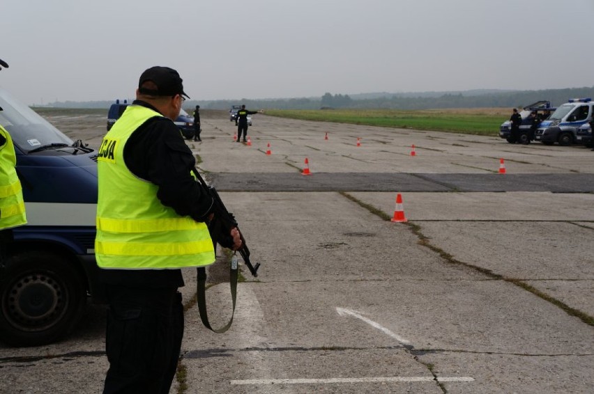 Policjanci na lotnisku Muchowiec w Katowicach. Wielkie ćwiczenia [ZDJĘCIA]