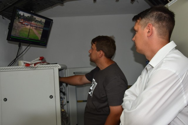 Marek Wójcik (z lewej) i Krystian Sadza sprawdzają zapis monitoringu.