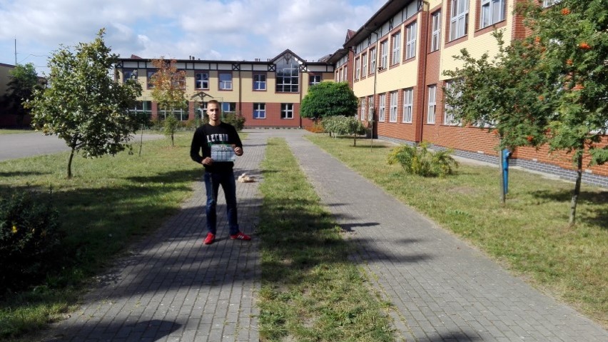 Fan Clubu Lechii ze Straszyna odwiedzili szkołę i rozdali uczniom 850 planów lekcji [ZDJĘCIA]