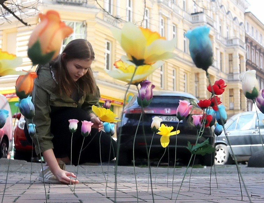 Na Wojska Polskiego uczniowie zrobili... dywan ze sztucznych kwiatów