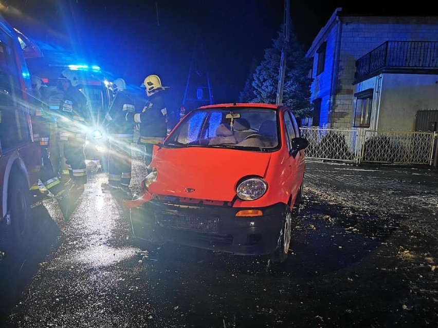 Zemsko: Matiz uderzył w płot i słup oświetleniowy. Kierowca trafił do szpitala 