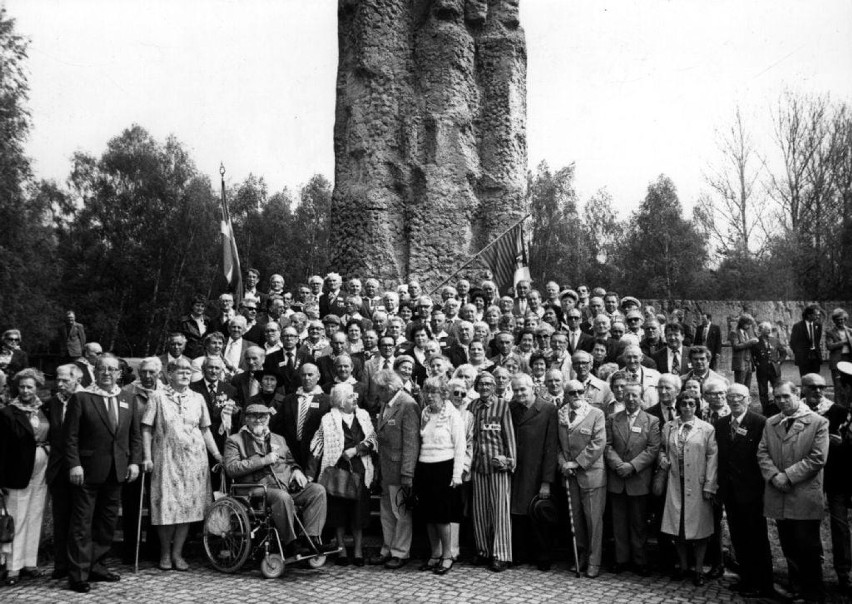 Byli więźniowie KL Stutthof podczas 40. rocznicy wyzwolenia obozu, 1985.