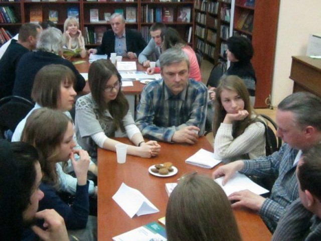 Stoliki dyskusyjne na spotkaniu autorskim z Edwardem Pukinem w Kaliningradzie