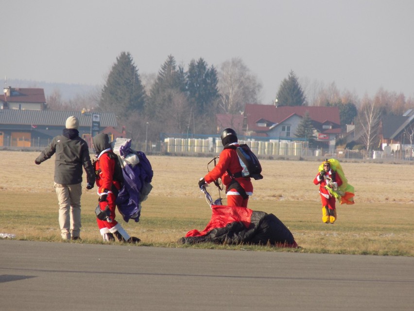 Święty Mikołaj przyleciał samolotem pełnym prezentów na lotnisko w Krośnie [ZDJĘCIA]