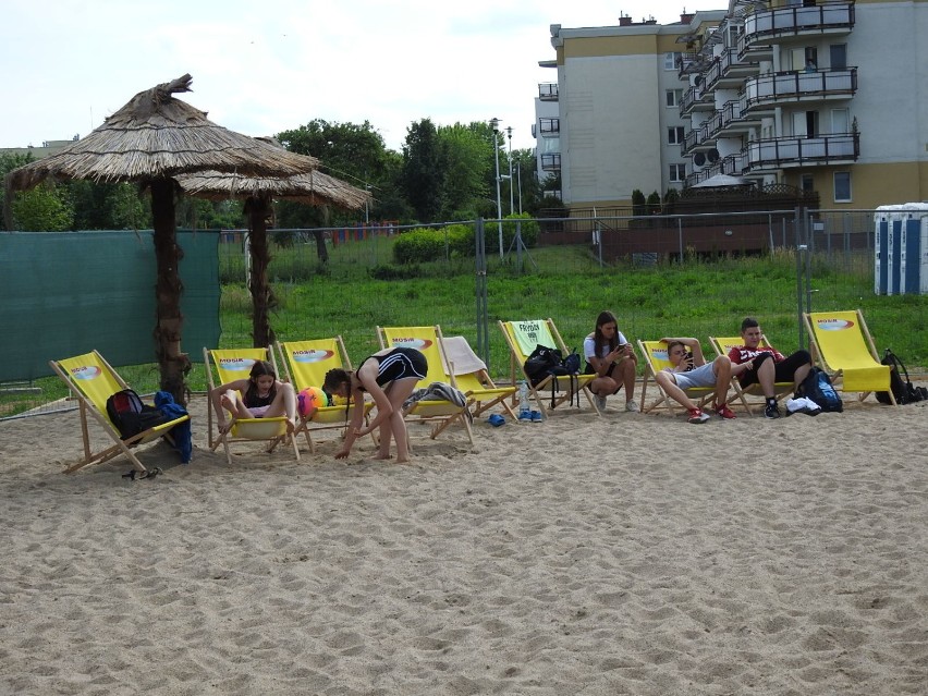 Łomża. Plaża w centrum miasta. MOSIR przygotował Letni Park Zabaw z otwartym basenem