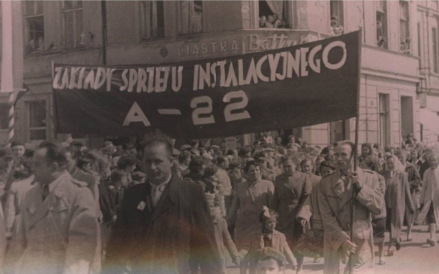 Pochód z roku 1958 - idzie załoga zakładów A-22, późniejszego Polamu, dzisiejszej Eldy