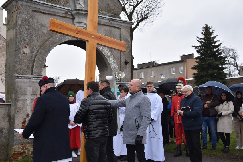 Blisko 200 mieszkańców Kościelnej Wsi wzięło udział w tradycyjnej Drodze Krzyżowej 