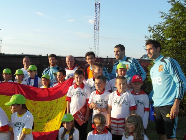 Młodzi piłkarze U-2 Bytów z gwiazdami reprezentacji Hiszpanii.