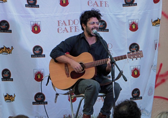 João de Sousa Wokalista, gitarzysta i kompozytor pochodzący z Porto w Portugalii wystąpił przed grudziądzką publicznością w Kawiarni "Fado Cafe" przy ulicy Mikołaja Reja.