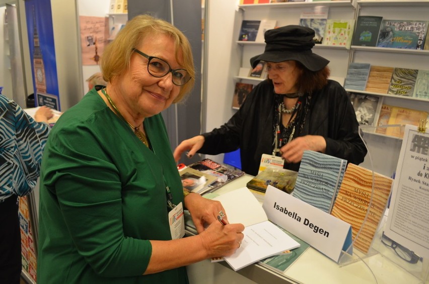 Izabella Degen podpisywała swoje książki na stoisku...