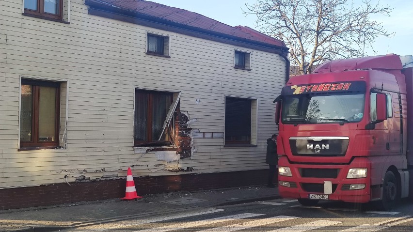 Tir wjechał w elewację domu w Srocku. Uszkodził też...