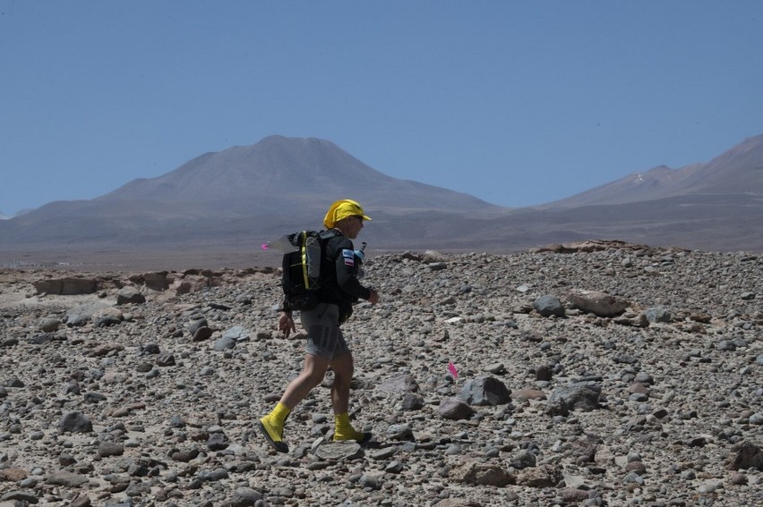 Ultramaratończyk z Włoszakowic. Przemysław Jankowiak z Włoszakowic przebiegł Saharę i pustynię Atacama w Chile 