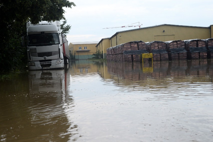 Powódź błyskawiczna w Jaśle. Rok temu woda zalała kilkaset budynków, zniszczyła domy, firmy, drogi, obejścia [ZDJĘCIA]