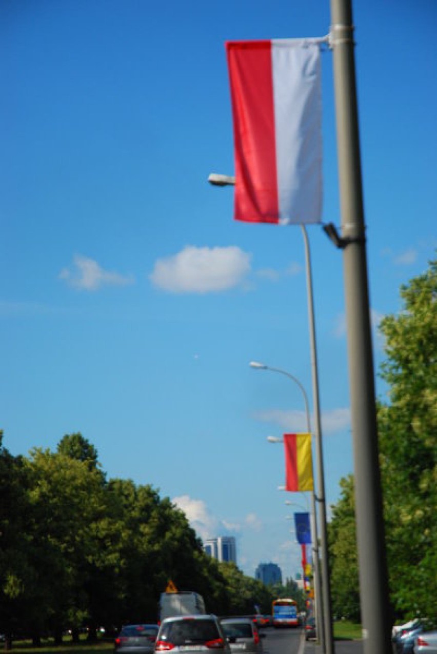 Sposób zamontowania flagi w 2011 roku w Warszawie. Do tego...