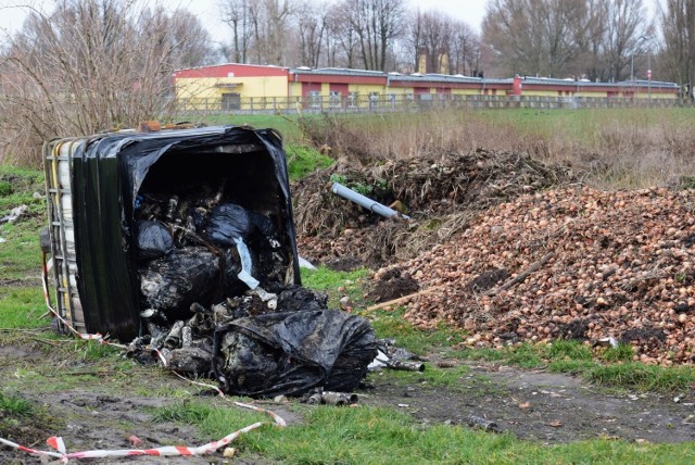 Dziś byliśmy na miejscu. Jeśli teren był zabezpieczony biało-czerwoną taśmą, to została już ona dawno zerwana. Do składowiska można bez problemów podejść. Miejmy nadzieję, że nie robią tego po lekcjach dzieci z pobliskiej szkoły.