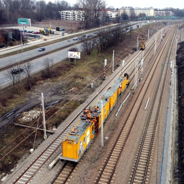 pPrace na linii kolejowej w kierunku Skawiny mają zakończyć się w połowie roku