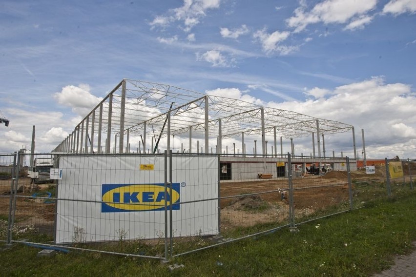 Bielany Wrocławskie: Stara IKEA zniknie. Zrównają ją z ziemią (KAMERA NA ŻYWO)