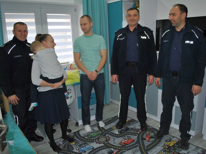 Policjanci z Radziejowa przekazali biurko choremu 4-letniemu Pawełkowi z Dobrego