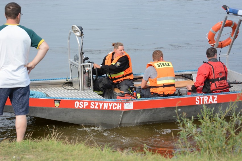 Plama oleju na Wiśle w Grudziądzu. Neutralizowali ją strażacy [zdjęcia, wideo]