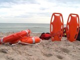 Tragedia na Półwyspie Helskim. Policja bada okoliczności utonięcia 31-latka przy plaży w Chałupach. Plażowicze utworzyli tzw. łańcuch życia 