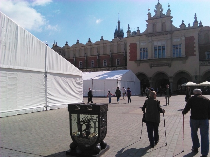 Kraków. Rynek Główny zamienił się w pole namiotowe [ZDJĘCIA]