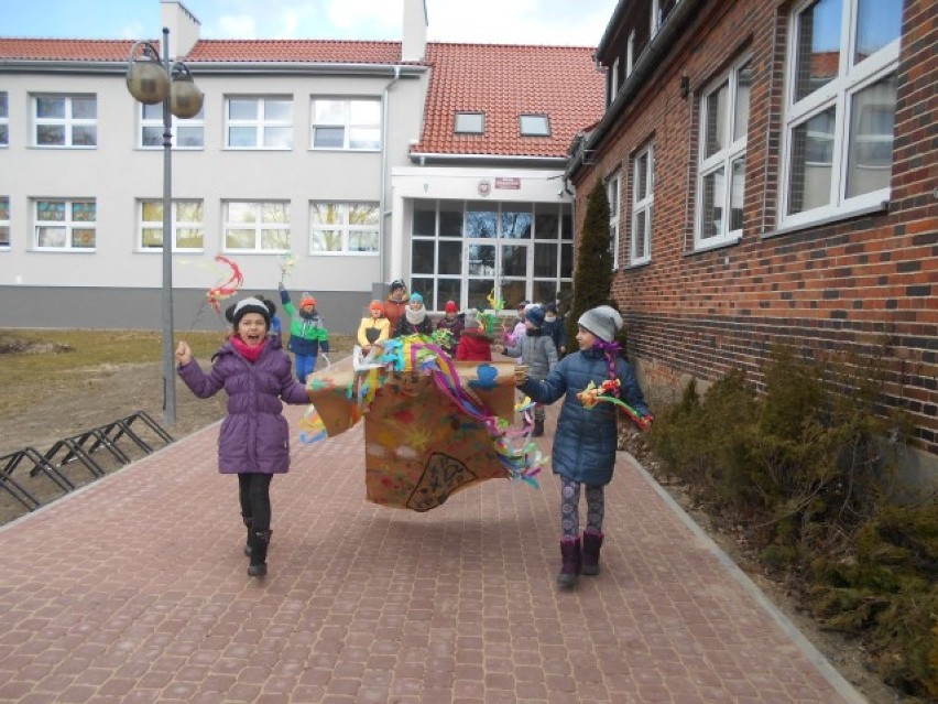 Krynica Morska. Uczniowie miejscowej szkoły przywitali wiosnę