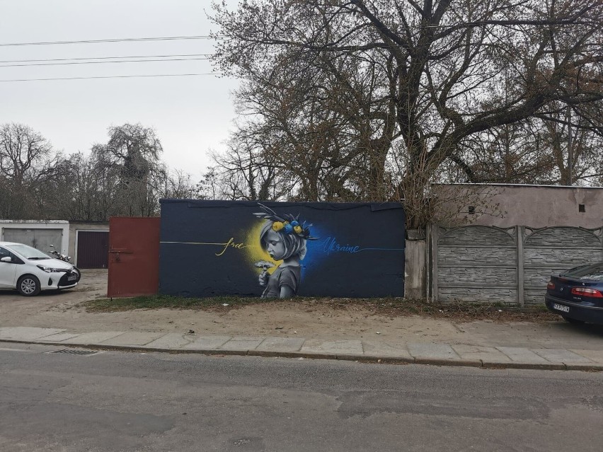 Przepiękny mural w Gubinie z napisem "Free Ukraine".
