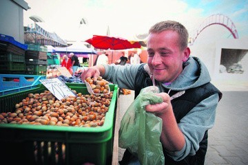 Łukasz Winiarek właśnie przywiózł na swoje stoisko na Górniaku pierwsze orzechy laskowe.