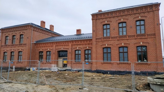 Tak prezentuje się dziś, wciąż będący w remoncie, dworzec kolejowy w Dąbrowie Górniczej. Powstał w 1888 roku

Zobacz kolejne zdjęcia/plansze. Przesuwaj zdjęcia w prawo naciśnij strzałkę lub przycisk NASTĘPNE