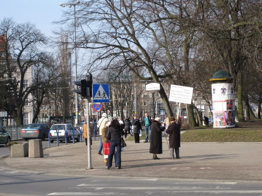 Protest przeciwko Pomnikowi Kindertransportów przed siedzibą Rady Miasta Gdańska