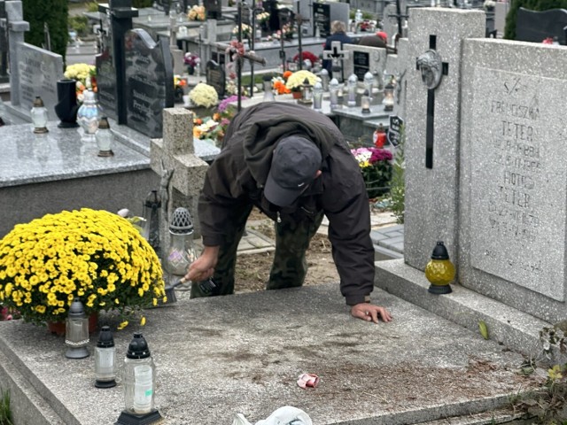 We wtorek, 31 października na Cmentarzu Komunalnym w Sandomierzu było bardzo dużo osób, które porządkowały groby swoich bliskich.
