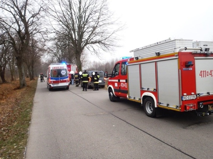 Wypadek w Bemowiźnie. Auto zaczepiło ciężarówkę