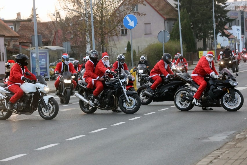 Prezenty od Mikołajów na motocyklach w Legnicy [ZDJĘCIA]