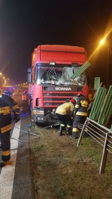 Poważny wypadek na A1 pod Grudziądzem. Metalowy element wbił się w szybę i ranił kierowcę [zdjęcia]