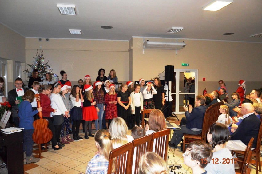 Szkoła Podstawowa w Oleśnicy: Świąteczny koncert i kiermasz [FOTO]