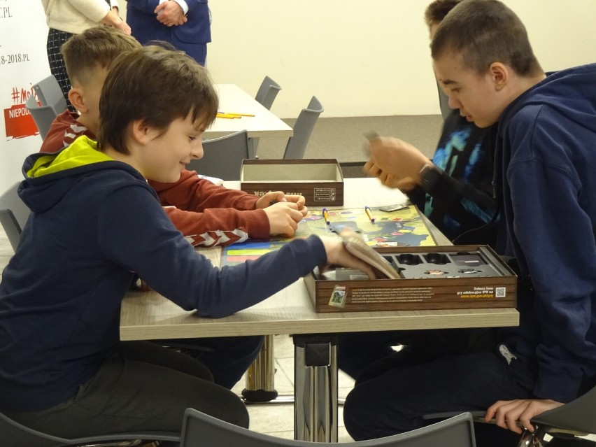 Wyjątkowa olimpiada gier planszowych w Kielcach. Zagrało ponad 100 uczniów z województwa świętokrzyskiego - zobacz zdjęcia